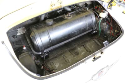 フィアット 500：フロントのボンネット内にある燃料タンクはノーマルのまま