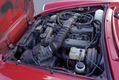 アルファ ロメオ スパイダー シリーズ3:アルミ製のカムカバーには経年による黒ずみが見られるが、ルノー松山による確かな整備で機関は好調だという