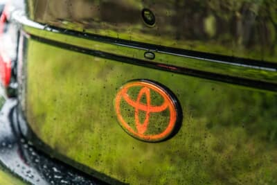 トヨタ GR86:ブラック&レッドのコーディネイトに合わせて前後のトヨタエンブレムもレッドに変更