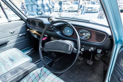 いすゞ フローリアン：左右対称デザインの独特なダッシュパネルも非常にキレイな状態だ