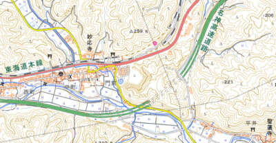 トンネルの開通により急カーブが解消されている。出典：国土地理院