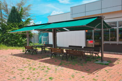 テラス席も多数用意されており、ピクニック気分も味わえる