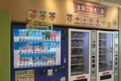 自販機で購入したカップ麺を食べられるイートインスペースもある