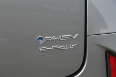 ヴェルファイアPHEV：駆動方式はE-Fourという後輪をモーターで駆動する電気式4WDを採用