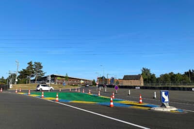 ミュルサンヌのコーナーは普段は一般道のラウンドアバウト。レース終了後には縁石にコーンが立てられています