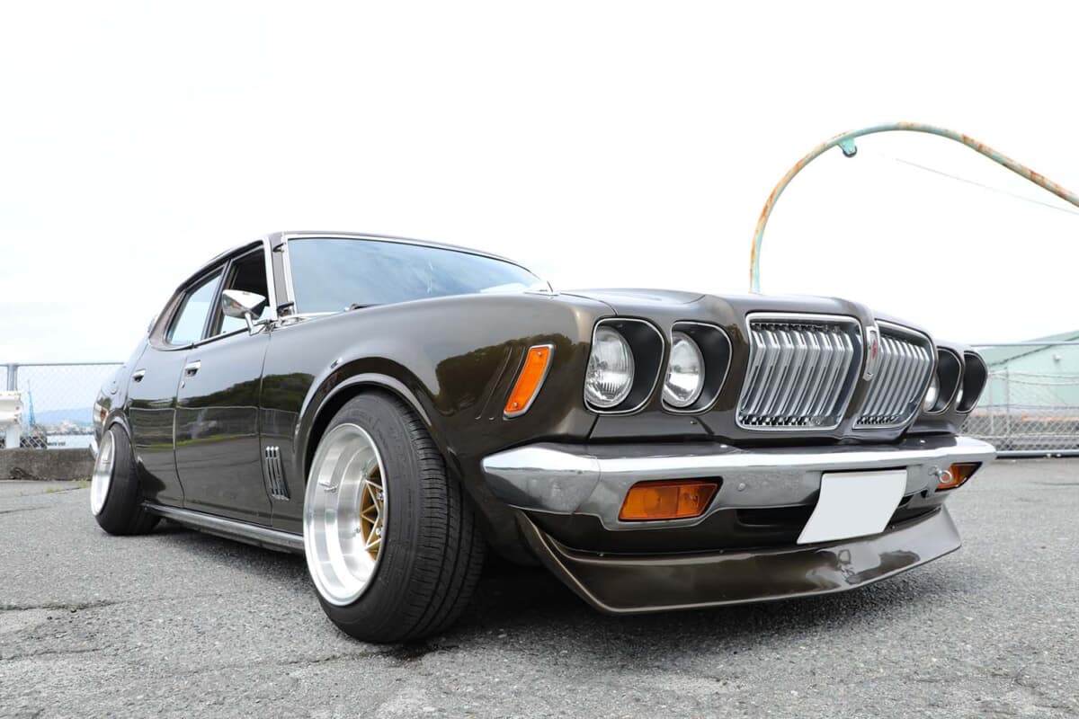 ダットサン ブルーバードUの誕生　46.8.　　日産自動車　ヤケシミ背傷み ダットサン ブルーバードUの誕生 46.8. 日産自動車 ヤケシミ背