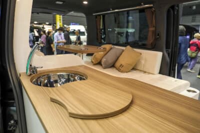 セカンドハウス DPプレミアムN1:シーリング、サイドウォール内装色、化粧板、ポンリューム、絨毯などは多彩な指定の中から自由に選択可能