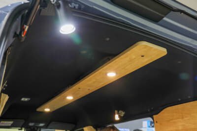 STSキャンパー ジャーニーシーサイドスタイル:天井にはオリジナルLED照明を装備。