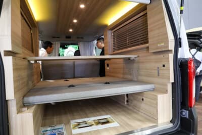 日産 キャラバン：折り畳み式ベッド。どちらも使い勝手に優れているので、あとは選ぶユーザーがどのような用途を希望しているか次第!?