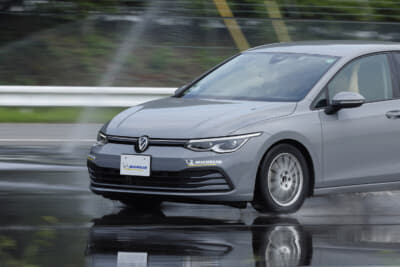 プライマシー5：摩耗したタイヤとの乗り比べ。80km/hからの制動距離は約3m違うが、フィーリングは新品と摩耗品で変わらない