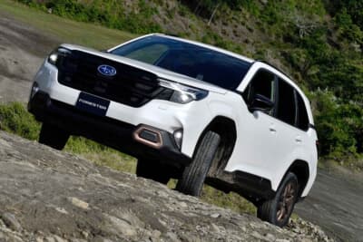 フォレスターSPORT：18インチホイールに225/55R18サイズのタイヤを組み合わせる。X-BREAKも同サイズだが、ホイールカラーはブラックになる