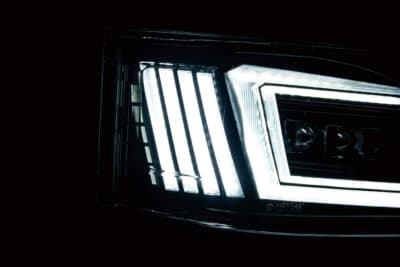 ジュエルハードランプウルトラ：スクエアLEDがデイライトとして点灯するのでデイタイムにおける存在感もバツグン。3眼プロジェクターは内側の1眼がハイビームを兼ねており暗闇をしっかりと照らしてくれる。Eマーク取得済みで保安基準適合品。1年保証も付いている