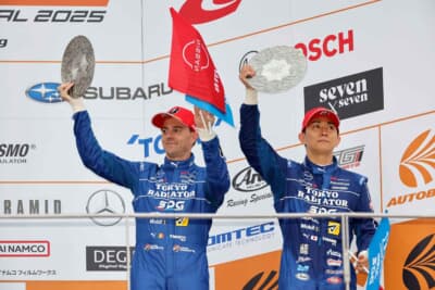 3位は、TRS IMPUL with SDG Zのベルトラン・バゲット選手（左）と平峰一貴選手（右）