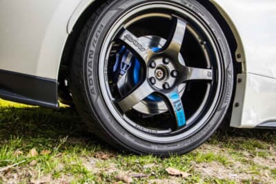 スバル BRZ：ブルーのスポークステッカーがキャリパーとマッチ。RAYSのグラムライツ57CR SpecMを装着し、サイズは18×8.5J+45をチョイス
