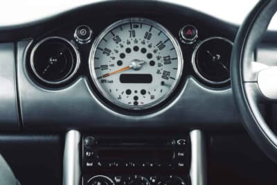 4725英ポンド(邦貨換算約93万円)で落札されたBMW「ミニクーパーS」(C)iconicauctioneers