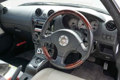 ダイハツ コペン：スポーツグレードモデル“アルティメット エディション”。ステアリングもモモ製が備わるなどの特別仕立てのインテリアになっている