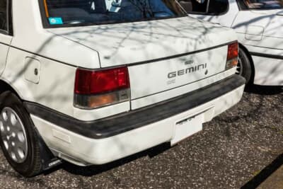 いすゞ ジェミニ：“MZT”さんのモデルは、1989年式1500C/Cで、セダンモデルはリアのナンバープレートが、トランクリッドからバンパーに移設されたのが特徴だ