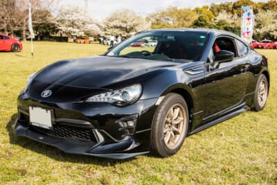 トヨタ 86：ワタナベホイールの濃いめのシャンパンカラーが、ブラックのボディとよく似合っている