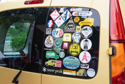 ルノー カングー：リアガラスに貼られたステッカーは、現役でカングーを使用している仲間やクリエーターが作ったもの。カングーらしさが詰まった作品が多い
