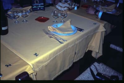 食事のために移動したランチルーム。置かれている皿とテーブルウェアが欲しかった