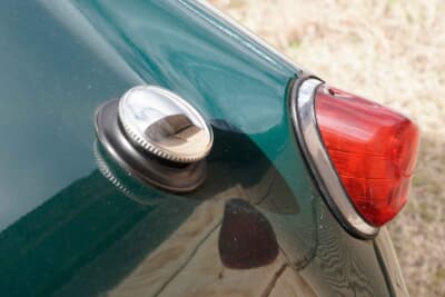 オースティンヒーレースプライト Mk.I：トライアンフTR2やTR3と同形状のリアランプはダブル球によりストップランプとスモールランプになっている