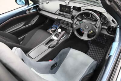マツダ ロードスター:ステアリングはモモにアライブ石井自動車のスイッチを追加