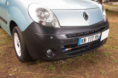 ルノー カングー：フロントバンパーは本来カラード仕様だったが、レイパパさんの希望で黒樹脂バンパーに交換。カングーというクルマは不思議なもので、こちらの方がむしろ人気が高かったりする