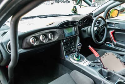 トヨタ86:ロールゲージが装備され、前オーナーがサーキット走行に親しんでいた可能性は高い