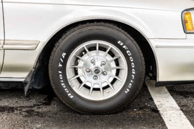 トヨタ クラウンワゴン：ホイールはエンケイ製の“バハ”。タイヤはBFグッドリッチを装着