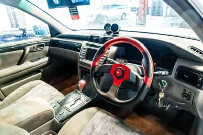トヨタ クラウン アスリートV:追加メーターが装着され、ステアリングはモモ製に変更されている