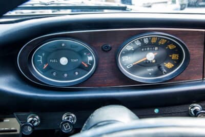 いすゞ フローリアン：メーターパネルも新車のようなコンディション。楕円メーターは当時としては革新的なデザイン