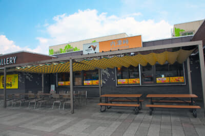 日よけのあるテラス席も充実している