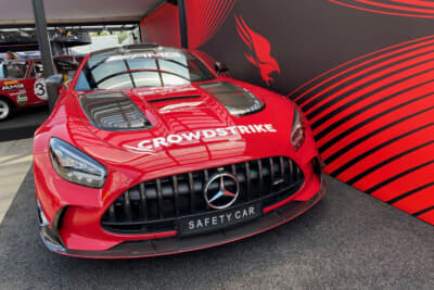 スパ24hの大会スポンサー「Crowdstrike」はF1のセーフティカーへもスポンサードしている。メルセデスベンツブースでは展示されていたセーフティカーも人気！