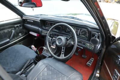 日産 610型 ダットサン・ブルーバード：内装のパネルに注目。このアルミ製キラキラ装飾パネルはトップグレードGTXだけ特別仕様だ