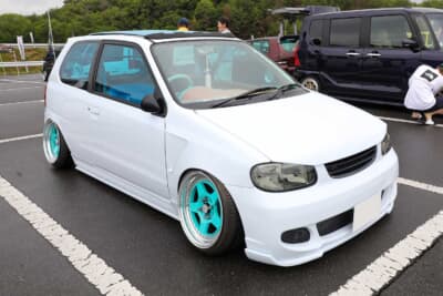 スズキ HA23型 アルト：あえてボディカラーはシンプルなホワイトを選び、ポイントカラーが目立つように工夫している