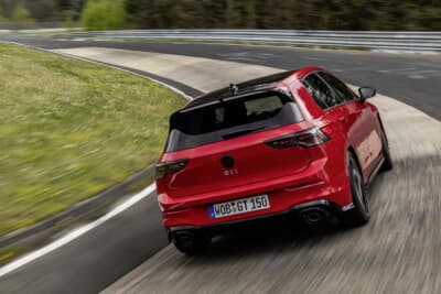 フォルクスワーゲン ゴルフGTI エディション50：ニュルブルクリンク北コースでは、プロドライバーのベンジャミン・ロイヒター氏によって7分46秒13という最速ラップタイムを記録