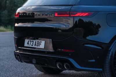 レンジローバー スポーツSVブラック:力強い印象を与えるクワッドエキゾースト(4本出しマフラー)