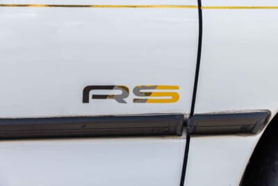 いすゞ ジェミニ イルムシャー：ドアのRSの純正ステッカーは、前オーナーが貼ったそうだ。RSとは、先代ジェミニに設定された特別仕様車でラリースペシャルの頭文字だ