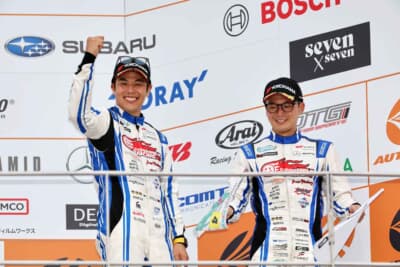 左から中山友貴選手、奥本隼士選手（GOODSMILE RACING & TeamUKYO）