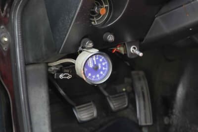 日産S30型フェアレディZ：燃圧計は足ダッシュボード下部に装着している