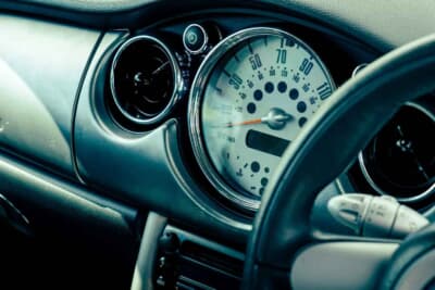 4725英ポンド(邦貨換算約93万円)で落札されたBMW「ミニクーパーS」(C)iconicauctioneers