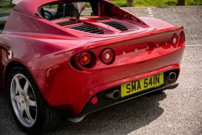 1万5750英ポンド（邦貨換算約311万円）で落札されたロータス「エリーゼ」（C）iconicauctioneers
