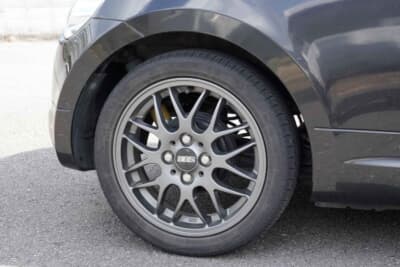 ダイハツ コペン：ホイールは軽量なBBS製が備わり、サスペンションはビルシュタイン製となっている