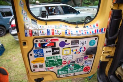 ルノー カングー：歴代参加したカングージャンボリーの参加ステッカーと、すでに引退した人たちのステッカー。もったいなくて捨てられないそうだ。ネットやお店で買えるものは、なるべく避けているそう