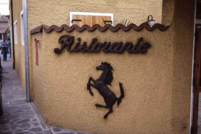 道路を隔てた反対側のリストランテ・カバリーノ