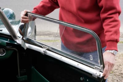 オースティンヒーレースプライト Mk.I：サイドカーテンはこのように2本のボルトで取り外しが可能だ。アクリル製の窓はスライド式という構造になっている