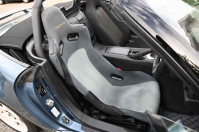 マツダ ロードスター:シートはエスケレートのフルバケットを装着。これも昔からの「ロードスター」の定番アイテムとなります