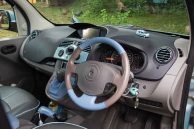 ルノー カングー：ステアリングはディーラーオプション。水色をアクセントに、内装色のグレーに合わせて本革で張り替えられている