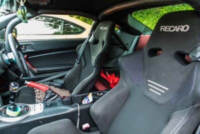 トヨタ86:以前乗っていたホンダ「アコード」から、レカロ製フルバケットシート(運転席)とセミバケットシート(助手席)を移植