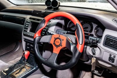 トヨタ クラウン アスリートV:モモステの“赤”が気になるため、純正ステアリングに交換予定